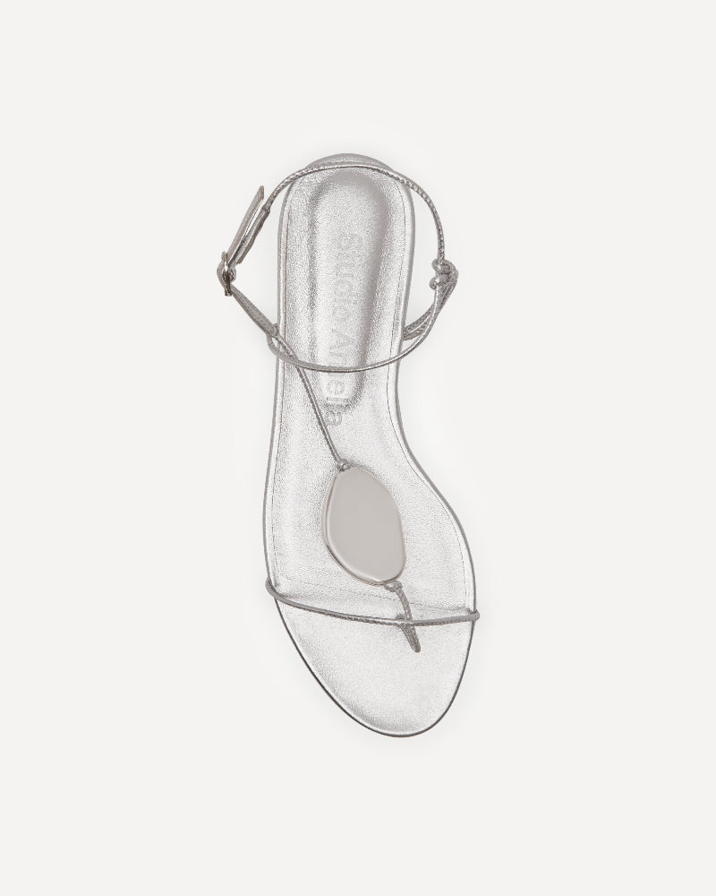 Silver metallic flat sandals with thin straps by Studio Amelia