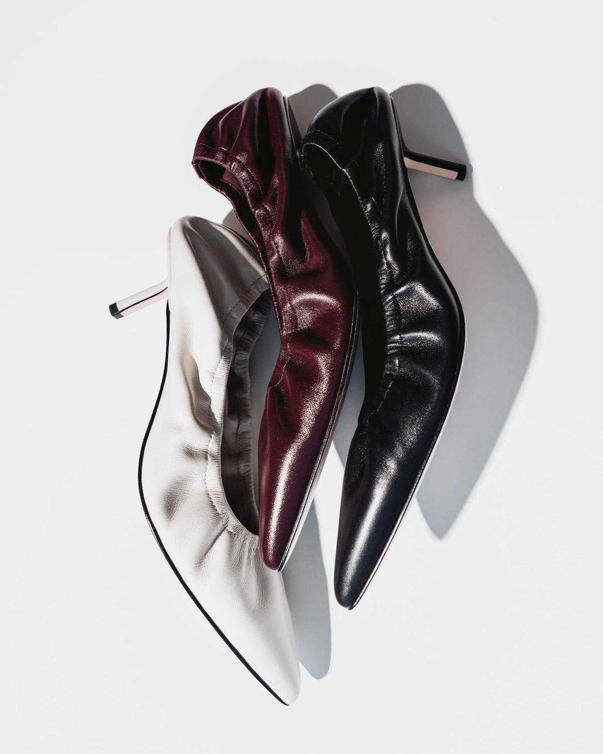 Three pointed leather pumps with kitten heels