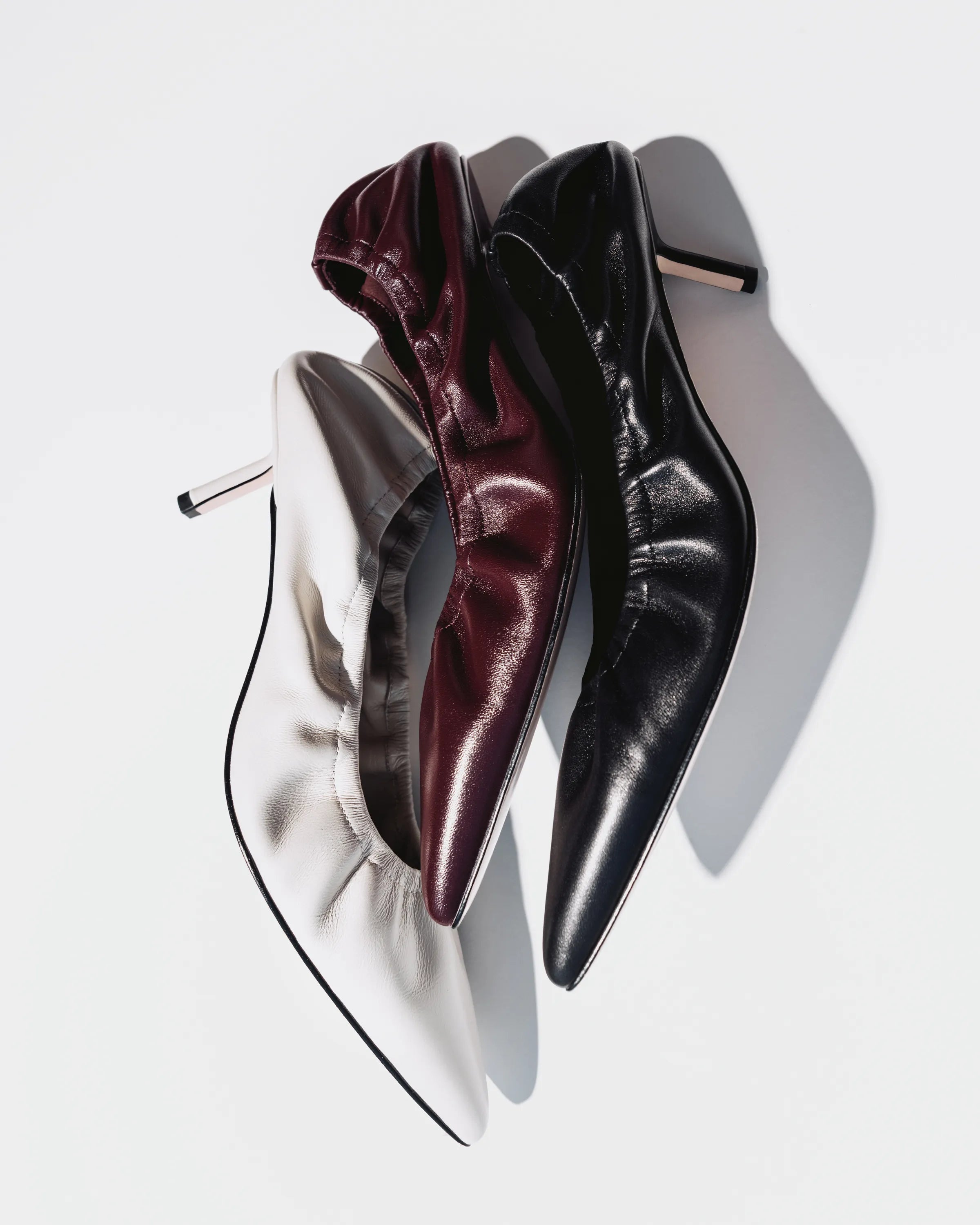 Three pointed leather pumps with kitten heels